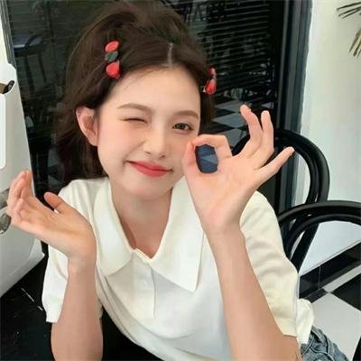 与一位女士合影